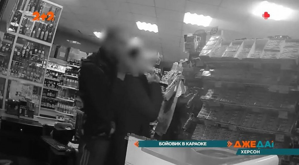 Боевик в херсонском караоке: мужчина взял в заложницы женщину ВИДЕО