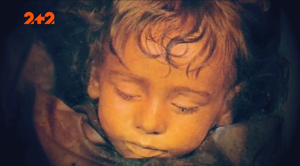 Даже моргает: в итальянских катакомбах лежит маленькая девочка, которой больше 100 лет