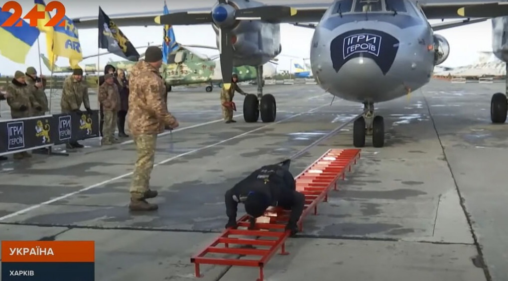 Сила духа: ветеран войны с ампутированной ногой протащил 16-тонный самолет