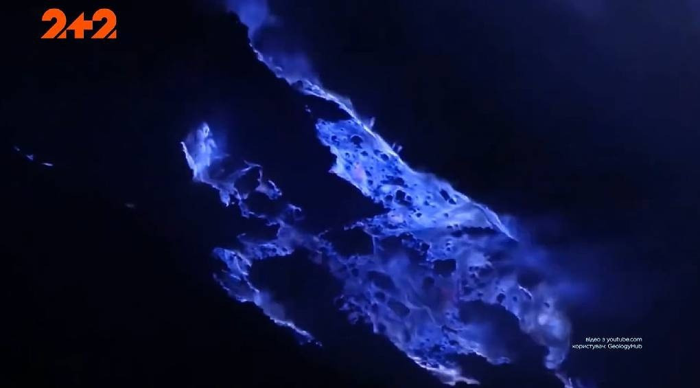 Голубая лава и пламя до пяти метров: где находится уникальный вулкан?