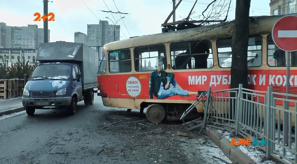Пів десятка пасажирів постраждали: у Харкові некерований трамвай трощив все на шляху
