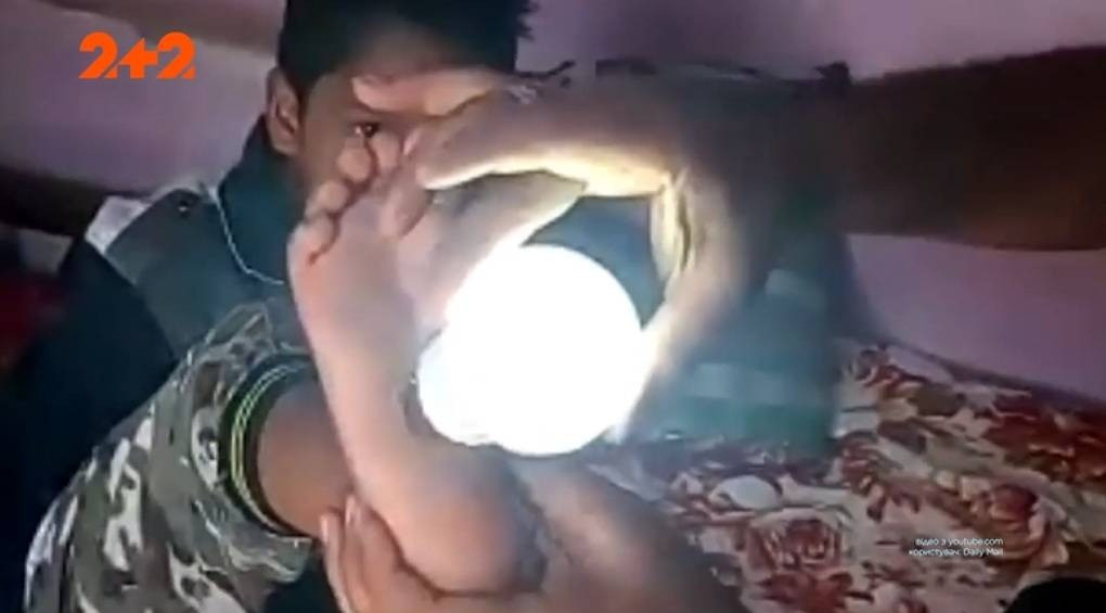 Людина-блискавка: 9-річний індійський хлопчик запалює світлодіодні лампочки дотиком