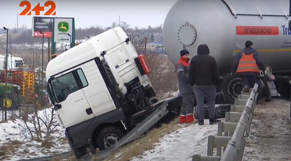 Парализованное движение на трассе Киев-Чоп: как грузовик вытаскивали двумя тягачами