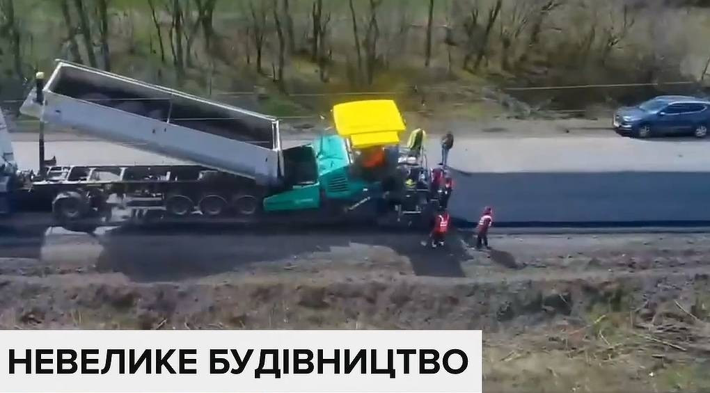 Заасфальтували сніг та лід: на Одещині водії зняли відео дивної роботи шляховиків