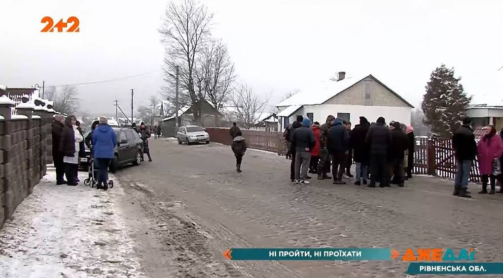 Жители села на Ровенщине грозятся перекопать международную трассу, если им не отремонтируют дорогу