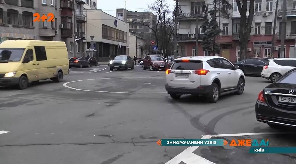 Перекресток, где каждый едет по главной: в Киеве появилась новая нелогическая разметка