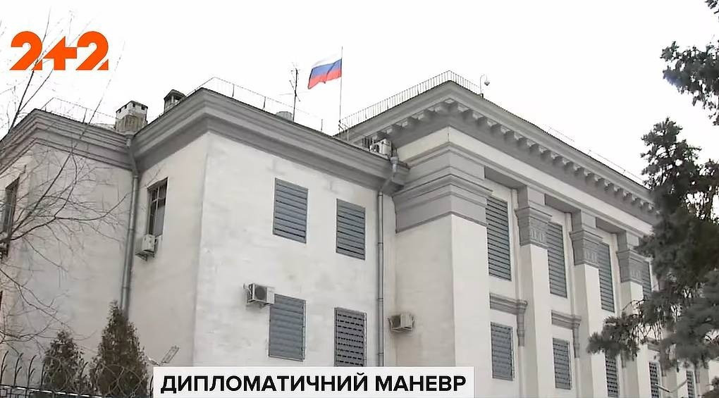 Американські ЗМІ: Кремль вивозить російських дипломатів з родинами із України