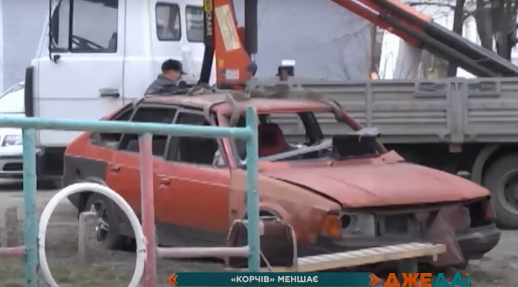 Украинцы массово утилизируют ржавые автомобили: какую копейку они за это получают?