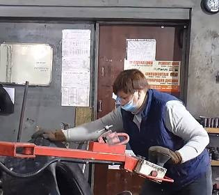 Необычное СТО: недалеко от Харькова главным мастером шиномонтажа работает женщина