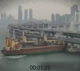 Капітан російського корабля напився настільки, що протаранив міст ВІДЕО