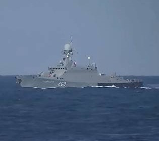 Небезпека з моря: десяток російських бойових суден увійшли до акваторії Азова