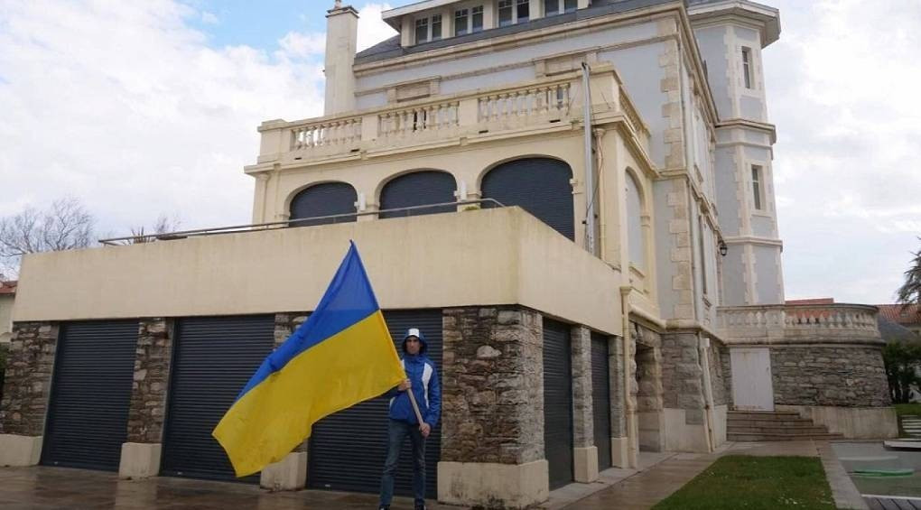 Активист сменил замки на вилле дочери путина и заявил, что будет принимать там украинских беженцев