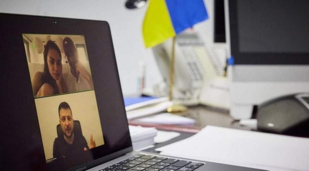 Американские актеры Эштон Кутчер и Мила Кунис продолжают собирать средства на помощь украинцам