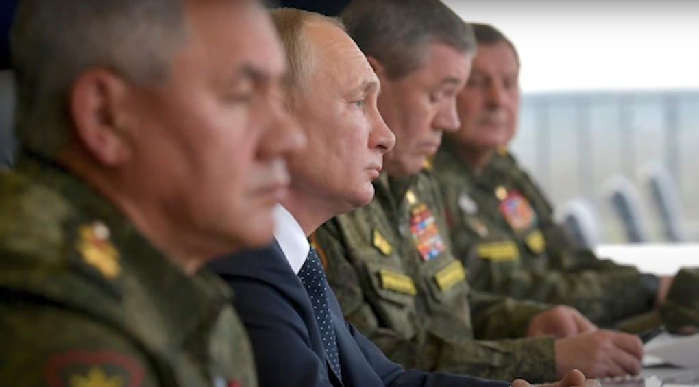 Без техніки та справжніх військових: як збираються відзначати 9 травня у росії