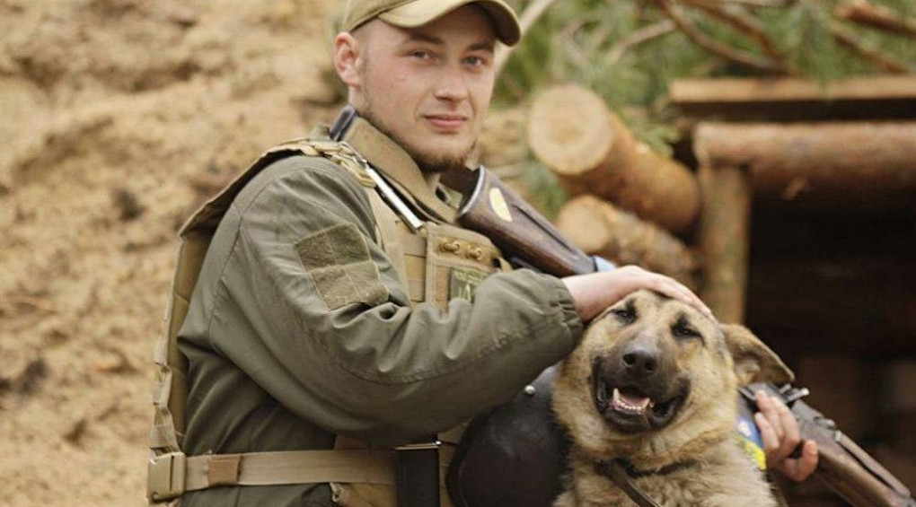 Історія порятунку та відданої дружби: нацгвардієць під час обстрілів прихистив німецьку вівчарку у своєму окопі