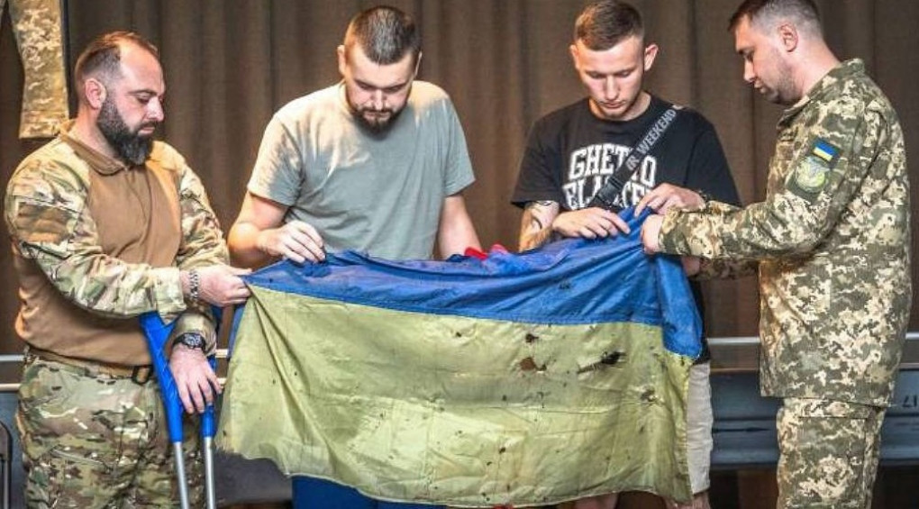 Символ непокорности: в музей Украины передали флаг, развевающийся над «Азовсталью»