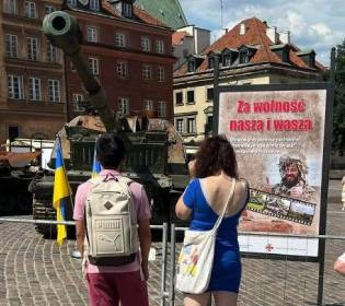 Российские танки в Польше: в историческом центре польской столицы открыли выставку уничтоженной в Украине техники рф