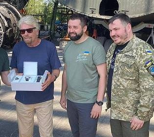 Мільярдер Річард Бренсон відвідав зруйноване передмістя Києва, а потім спустився до метро