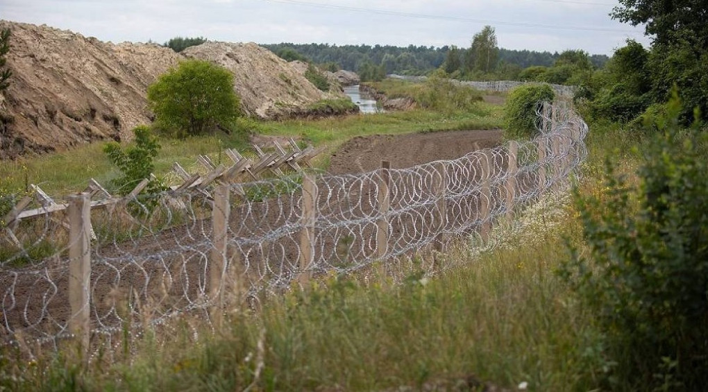 Минные шлагбаумы, колючая проволока и несколькометровые рвы: Украина укрепляет границы с беларусью