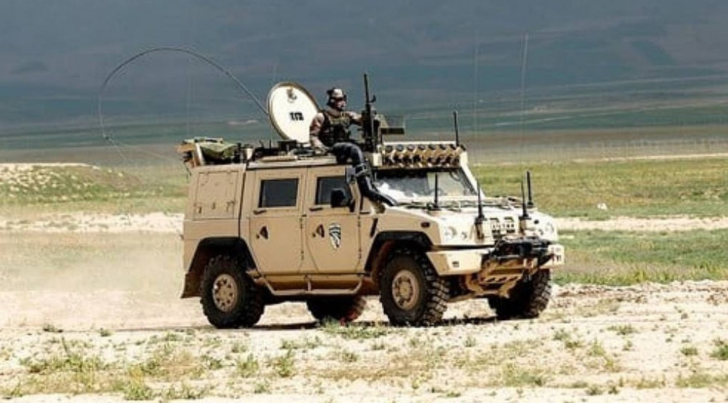 Броньовані авто IVECO LAV III, що використовувалися у Афганістані, їдуть патрулювати передову України