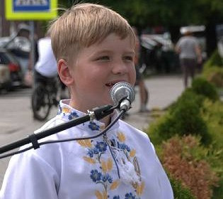 Более 70 тысяч гривен на ВСУ: 8-летний мальчик дает благотворительные концерты в поддержку защитников Украины