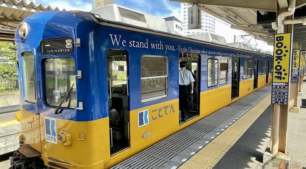 Знак уважения к украинским железнодорожникам: в Японии покрасили вагоны поезда в желто-голубые цвета