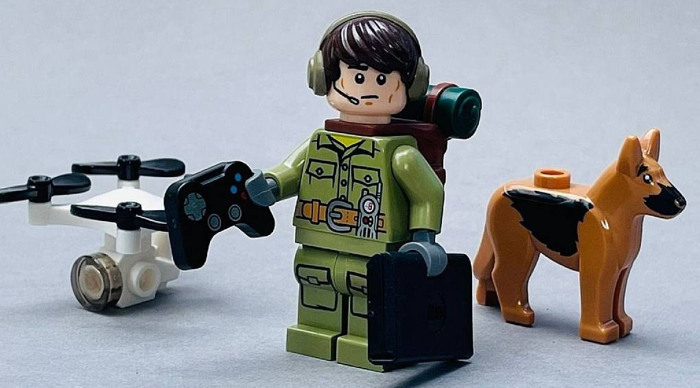 Аэроразведчик, дрон и пес: LEGO создал новые фигурки, посвященные украинским защитникам