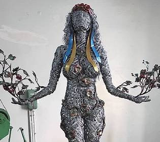 Бердянський коваль створив двометрову скульптуру дівчини з російських уламків ракет та снарядів