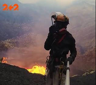 Хотел сделать селфи на фоне лавы: турист упал в кратер вулкана и выжил