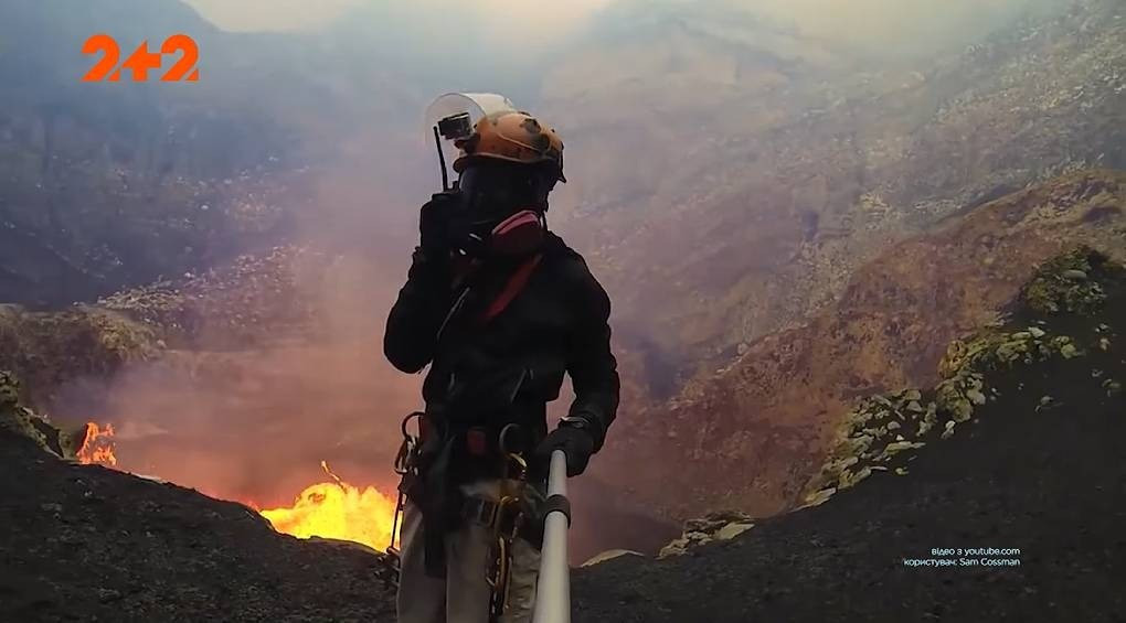 Хотів зробити селфі на тлі лави: турист впав у кратер вулкану і вижив