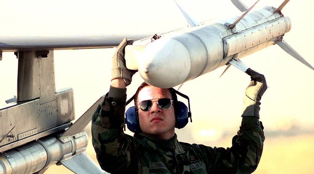 Способны сбивать крылатые ракеты: Британия предоставит Украине ракеты AIM-120 AMRAAM
