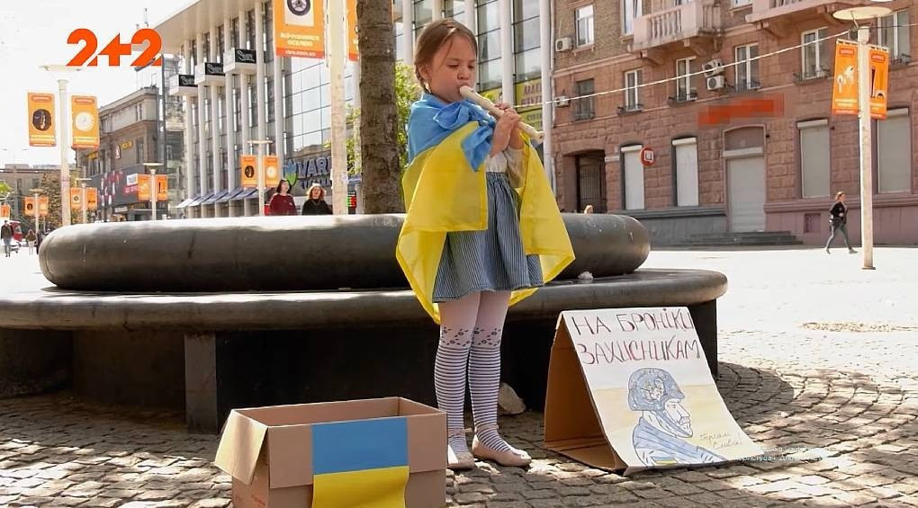 Играет на флейте под открытым небом: шестилетняя Соломия из Днепра собирает деньги на ВСУ своим творчеством