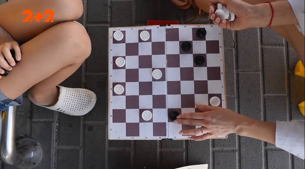 Устраивала батлы с прохожими под супермаркетом: 10-летняя чемпионка Украины, Европы и мира по шашкам собирала деньги для ВСУ