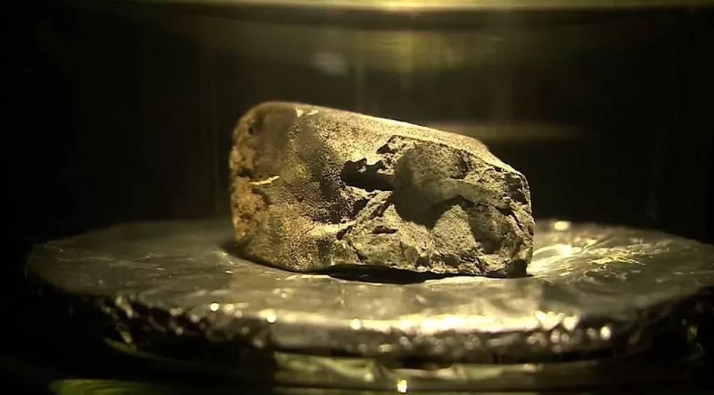 «Вода на Землю потрапила із космосу»: вчені вивчили метеорит, що впав у Великій Британії, і дійшли шокуючих висновків