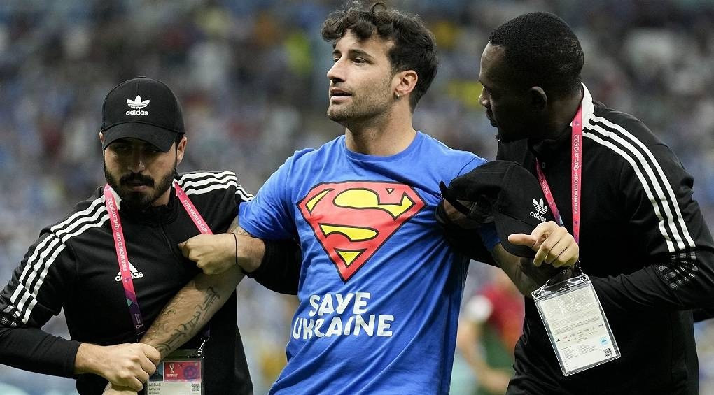 Призупинив матч Португалія-Уругвай: фанатом у футболці Save Ukraine виявився італійський футболіст