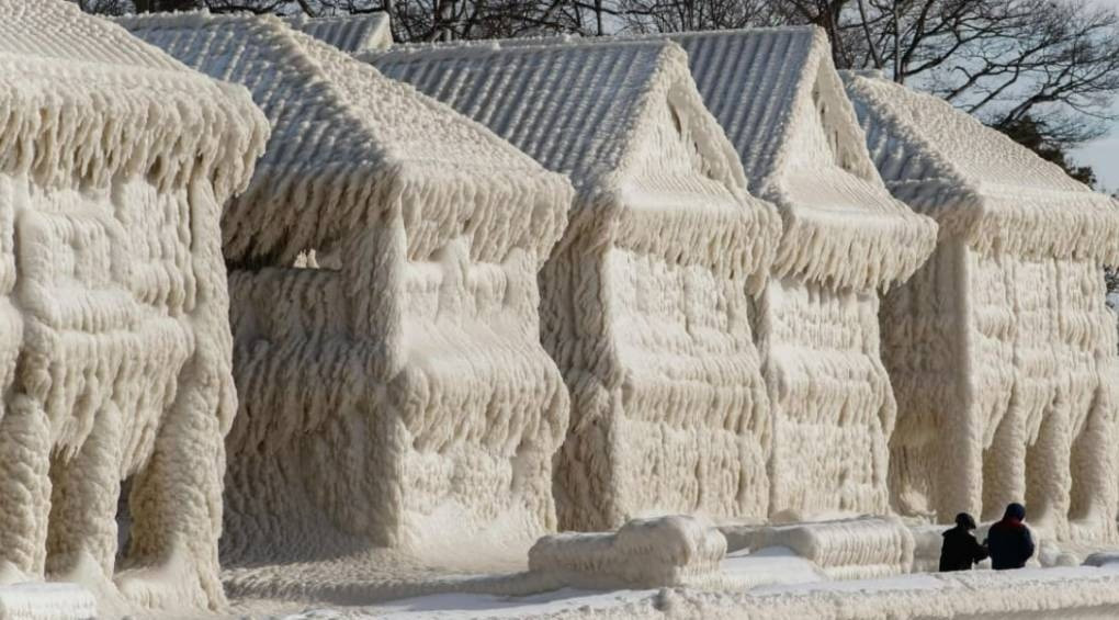 «Волны, которые бились об дом, замерзали на глазах»: в США снежный шторм унёс жизни 55 человек