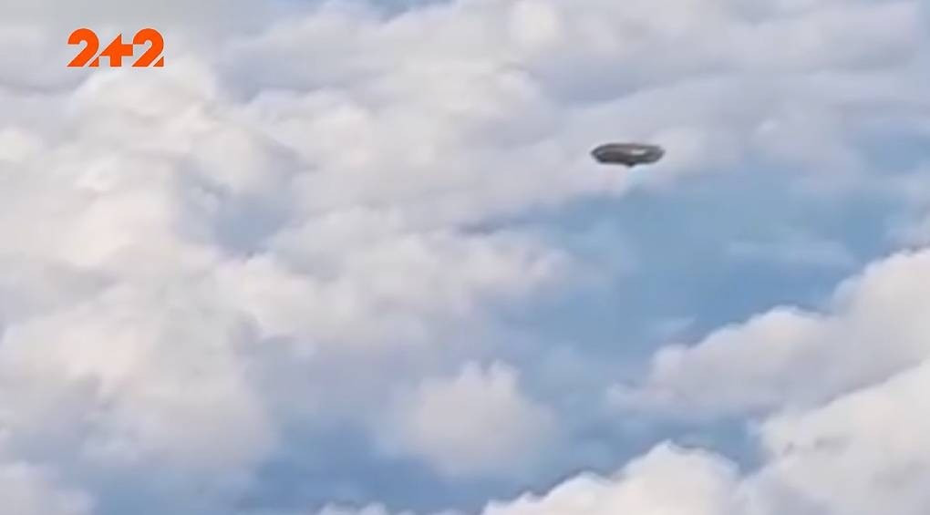 Гімалайське НЛО: пасажир літака, пролітаючи над горами, випадково зняв на відео непізнаний літаючий об'єкт (ВІДЕО)