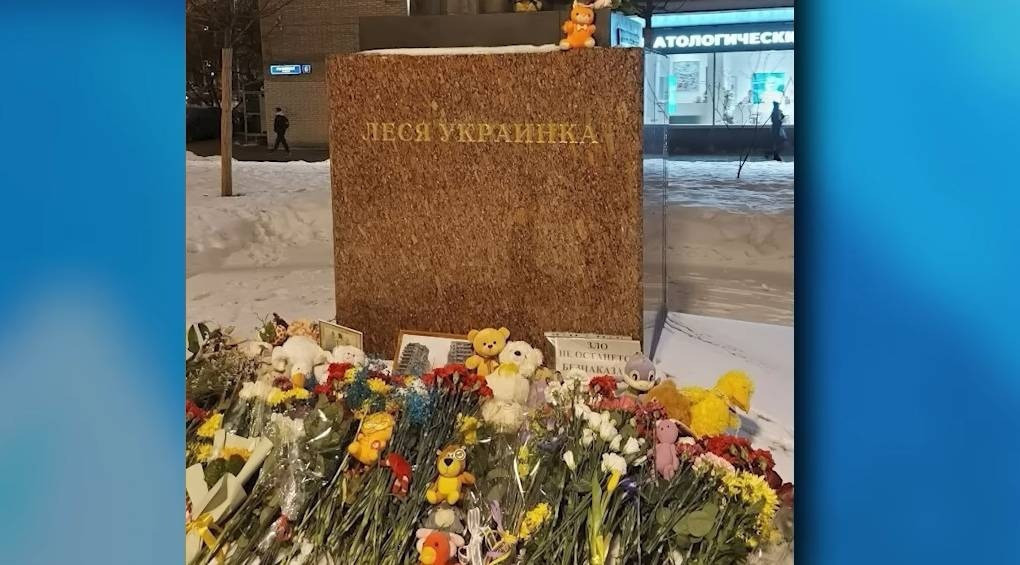 Тюрьма за сочувствие: в москве арестовали россиян которые принесли цветы и игрушки в память жертв ракетного удара рф по Днепру