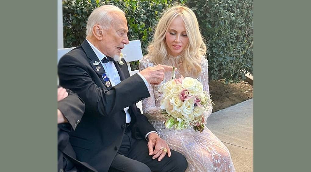 Відзначив 93-й день народження весіллям: учасник першої висадки на Місяць одружився на подрузі, яка молодша за нього на 30 років