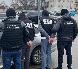«Продавали» украинские паспорта за $10 тыс: СБУ задержали дельцов, которые помогали гражданам рф стать украинцами