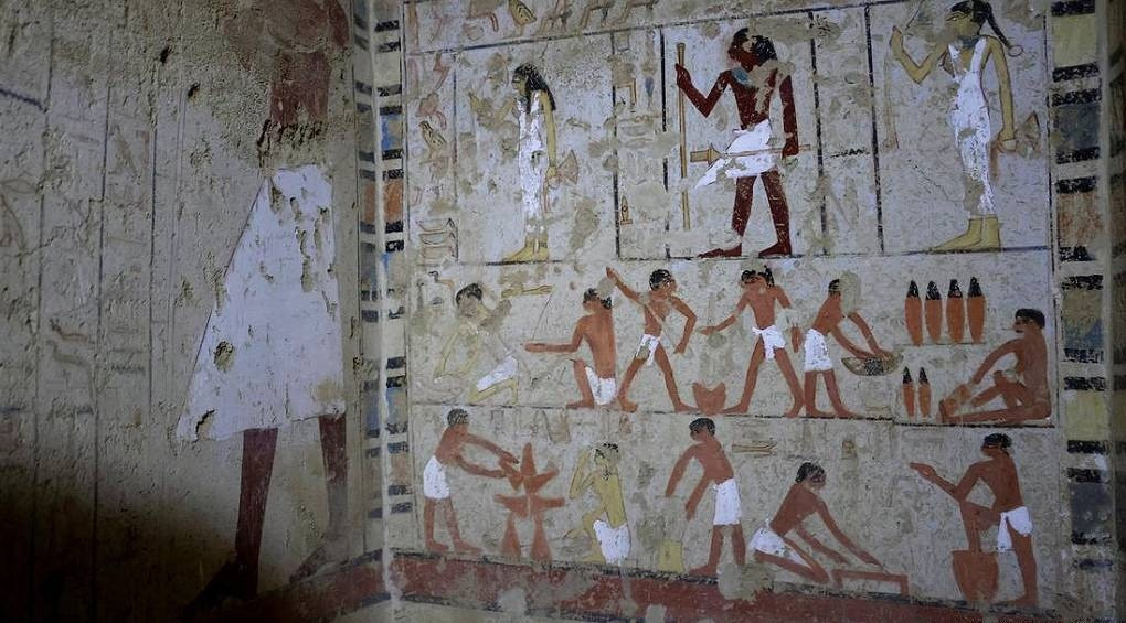 «Она была покрыта слоями золота»: в Египте нашли необычную мумию и гробницу, которая старше четырех тысяч лет