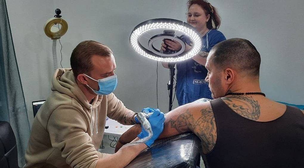 Тату-майстер з Миколаєва 63 години поспіль робив татуювання і встановив новий світовий рекорд, обійшовши росіянина