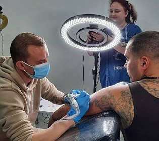 Тату-майстер з Миколаєва 63 години поспіль робив татуювання і встановив новий світовий рекорд, обійшовши росіянина