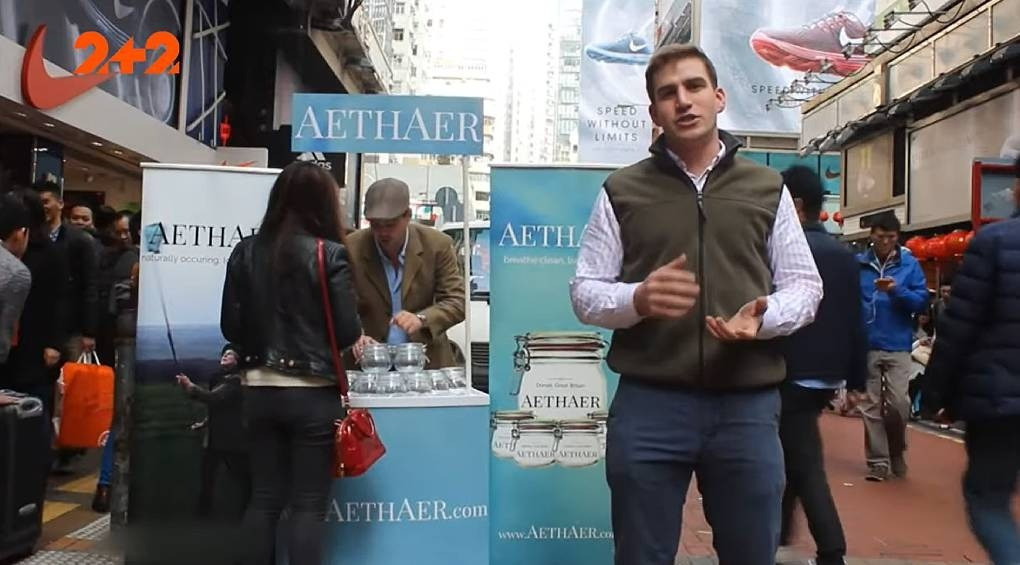 Деньги «с воздуха»: британский предприниматель ловит воздух сачками, упаковывает его в банк и продает по $20