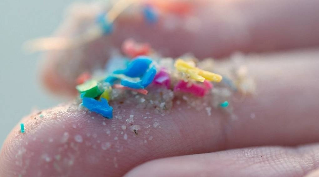 Виготовлений не із сирої нафти: вчені створили новий пластик, який можна переробити