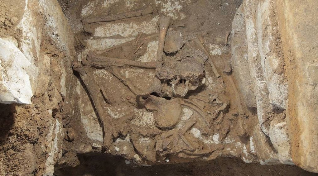Не типичное захоронение: археологи раскопали необычную каменную гробницу майя вблизи Паленке