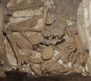 Не типичное захоронение: археологи раскопали необычную каменную гробницу майя вблизи Паленке