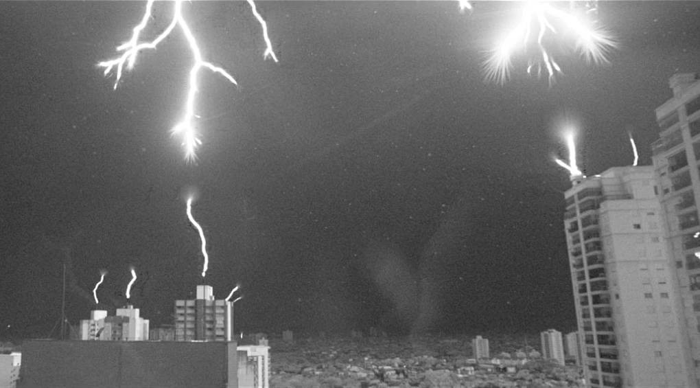 Камери дослідників блискавок зафіксували громовицю, яка вилітає з будівлі у небо