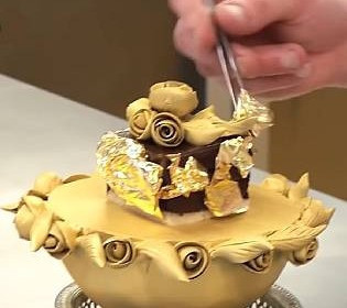 Вкусняшка по цене киевской квартиры: британский шеф-повар создал золотой десерт за $35 тысяч