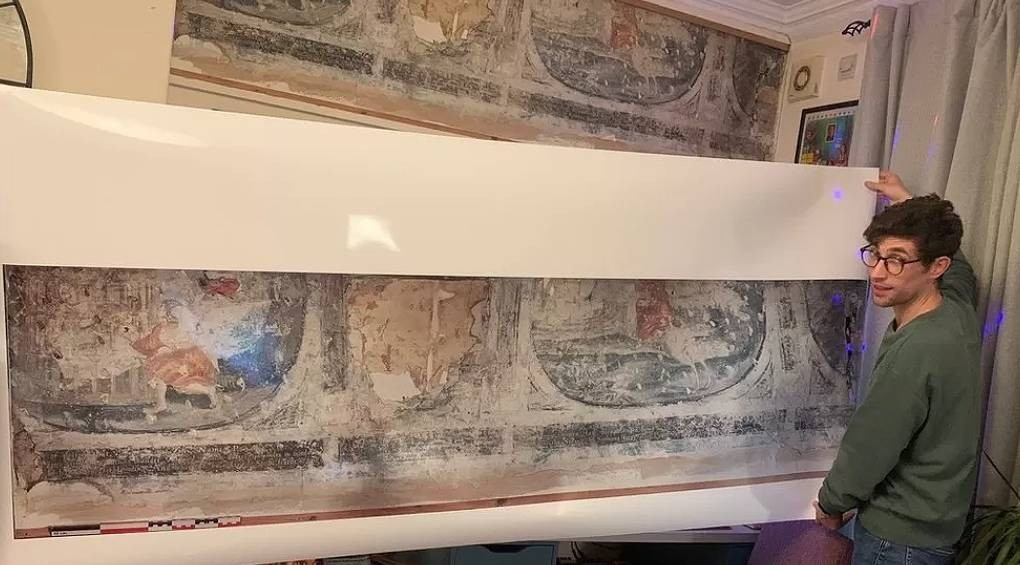 Редкие 400-летние картины случайно обнаружил британец во время ремонта на своей кухне